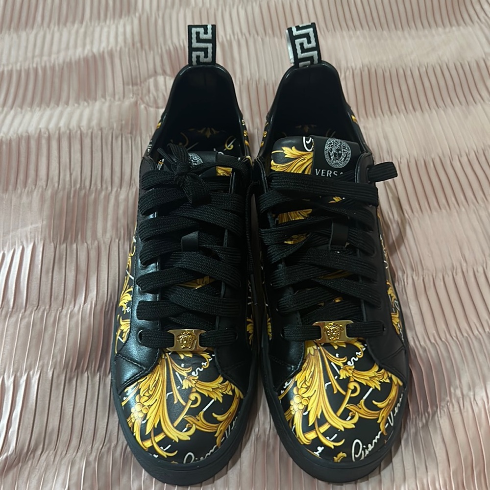 Never worn it does not have box shoes are original new